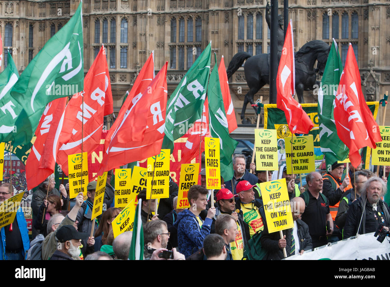 RMT union Protest außerhalb des Parlaments zum einjährigen Jubiläum von Arbeitskampfmaßnahmen gegen Verlängerung der Fahrer nur Betrieb auf Southern Rail mit: Ansicht, Atmosphäre wo: London, Vereinigtes Königreich bei: Kredit-26. April 2017: Wheatley/WENN Stockfoto