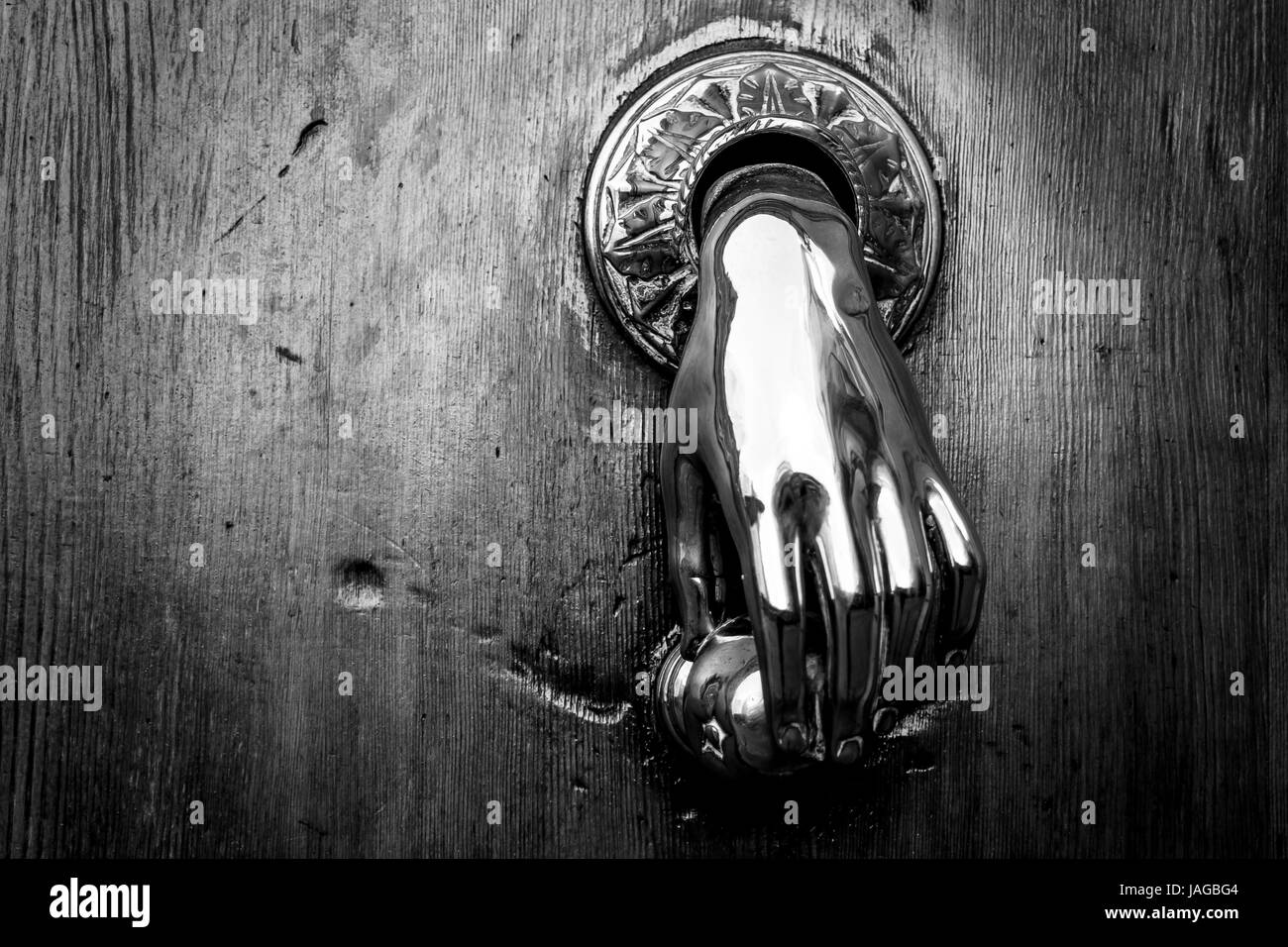 Elegante Messing Tür Griff Hand Form Detail Stockfoto