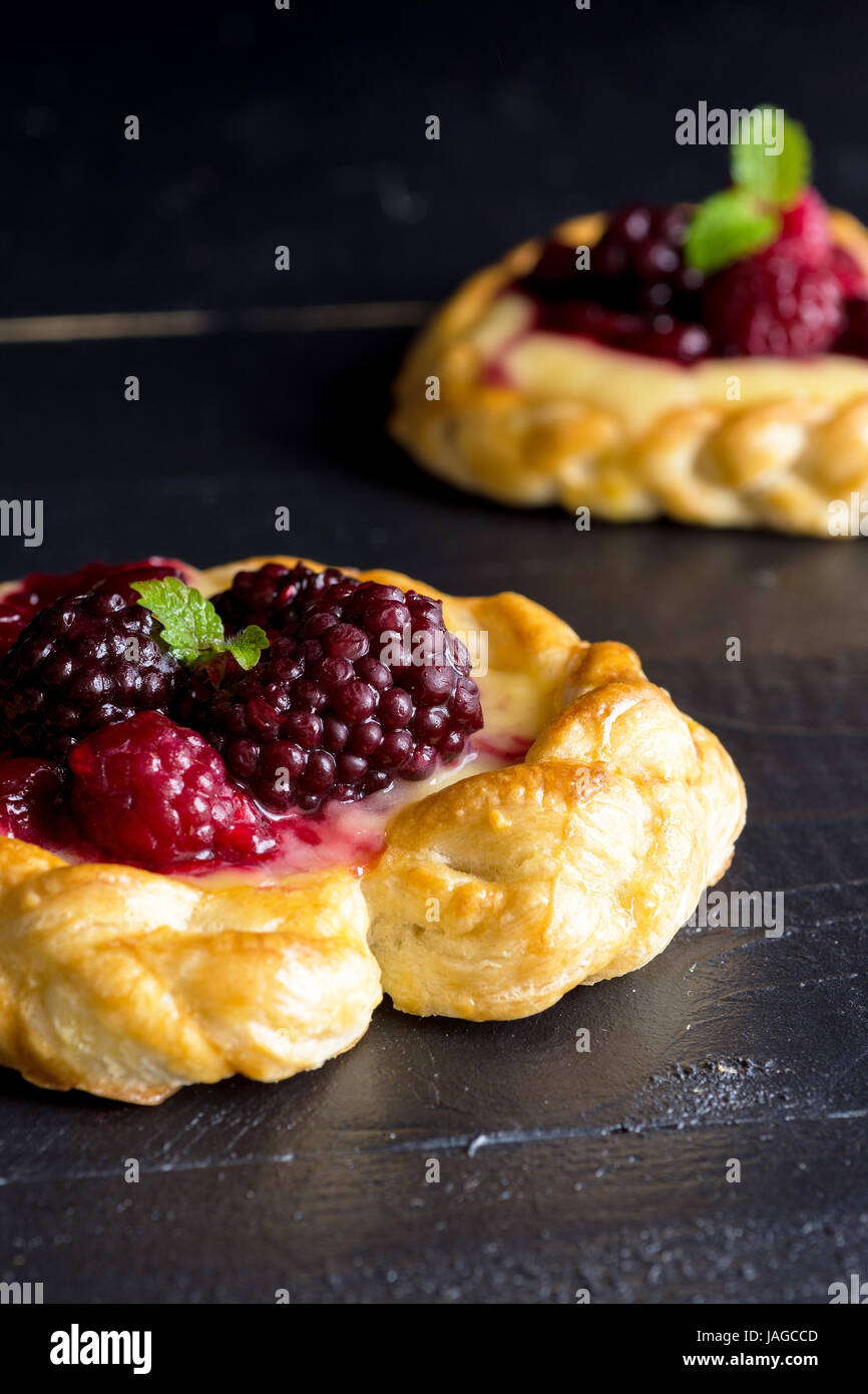 Vanille-Sahne und Obst Berry Blätterteig Dessert auf dunklem ...