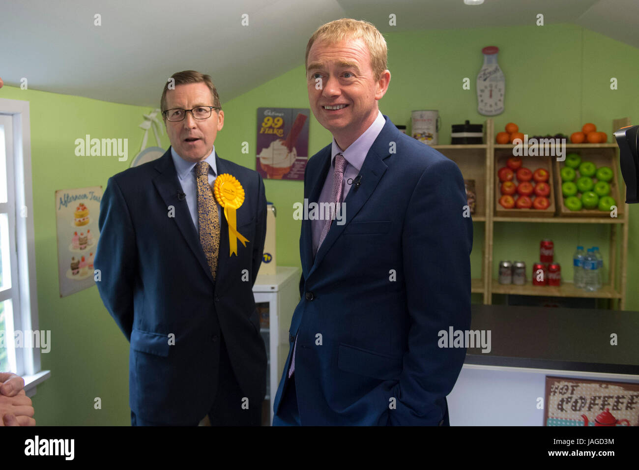 Liberal Democrats Führer Tim Farron und Kandidat für Cheadle Mark Hunter, als sie Wellcroft Pflegeheim für Menschen mit Demenz in Cheadle im allgemeinen Wahlen Wahlkampf zu besuchen. Stockfoto