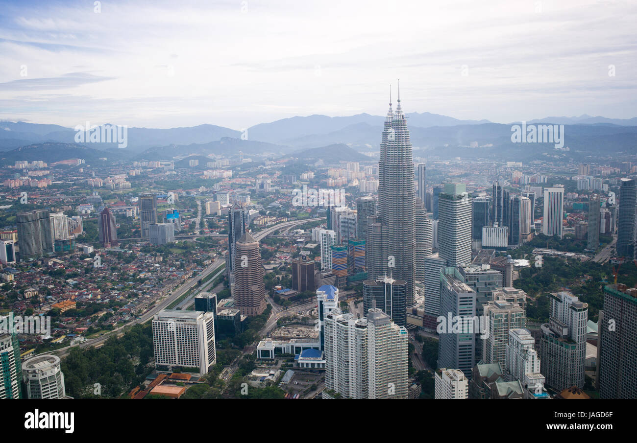 Blick Uber Kuala Lumpur Vom Menara Kl Tower Mit Blick Auf Die Petronas Twin Towers Kuala Lumpur Malaysia Stockfotografie Alamy