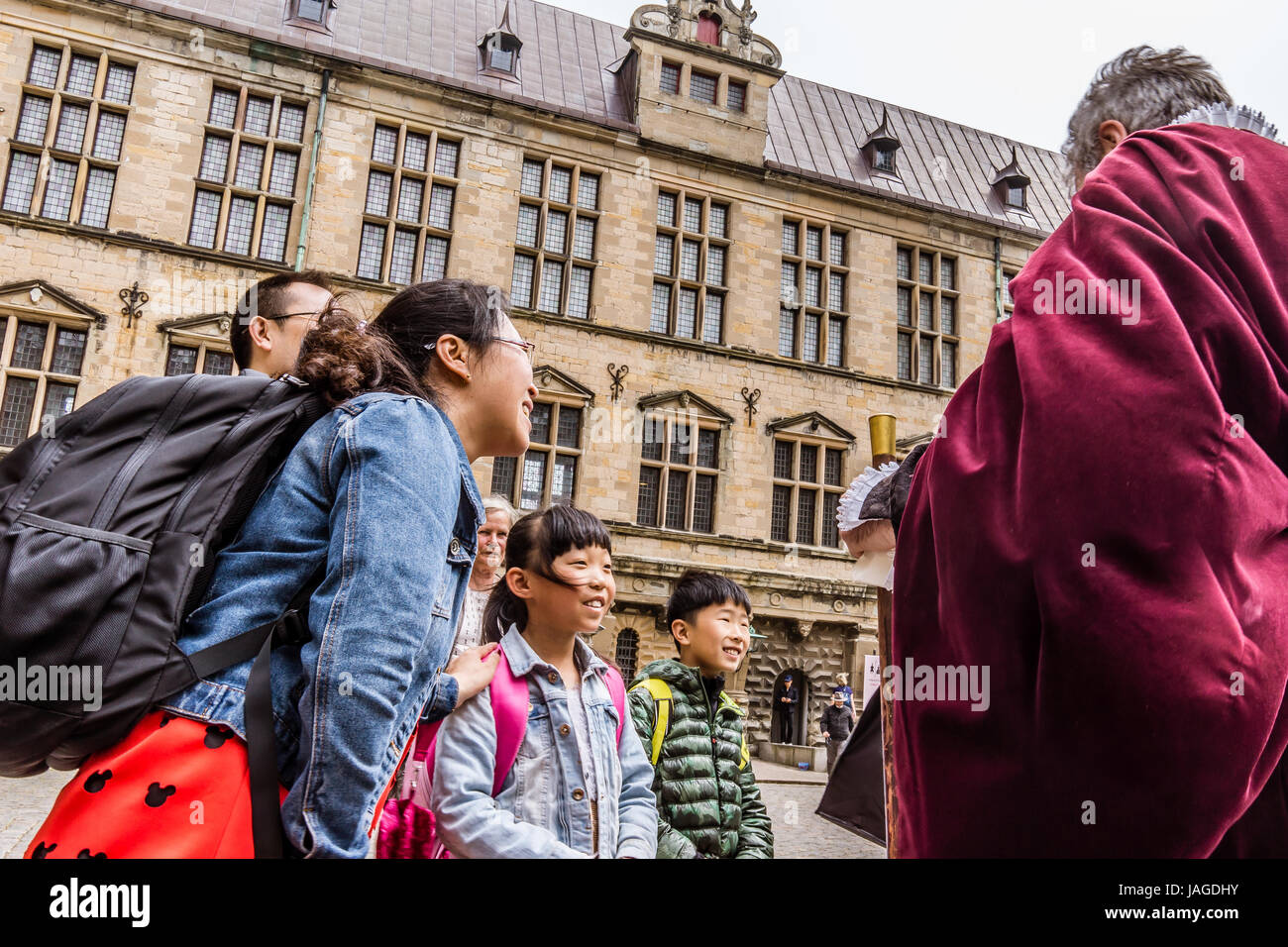 Asiatischen Familie auf Schloss Kronborg, im Gespräch mit Schauspieler, Helsingør, Dänemark, 30. Mai 2017 Stockfoto