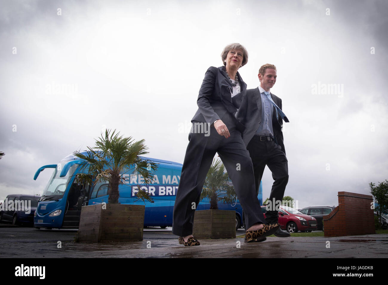 Premierminister Theresa kann mit Wiener Neustadt Süd konservativen Kandidaten Jack Brereton, wie sie einen Besuch in Longton Rugby Club in Stoke bei den allgemeinen Wahlen Wahlkampf macht. Stockfoto