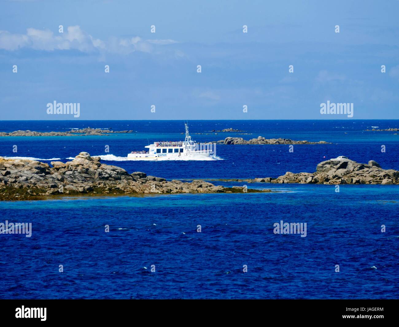 Ausflugsschiff, gefüllt mit Besuchern, Rückkehr aus Île de Batz, Frankreich. Stockfoto