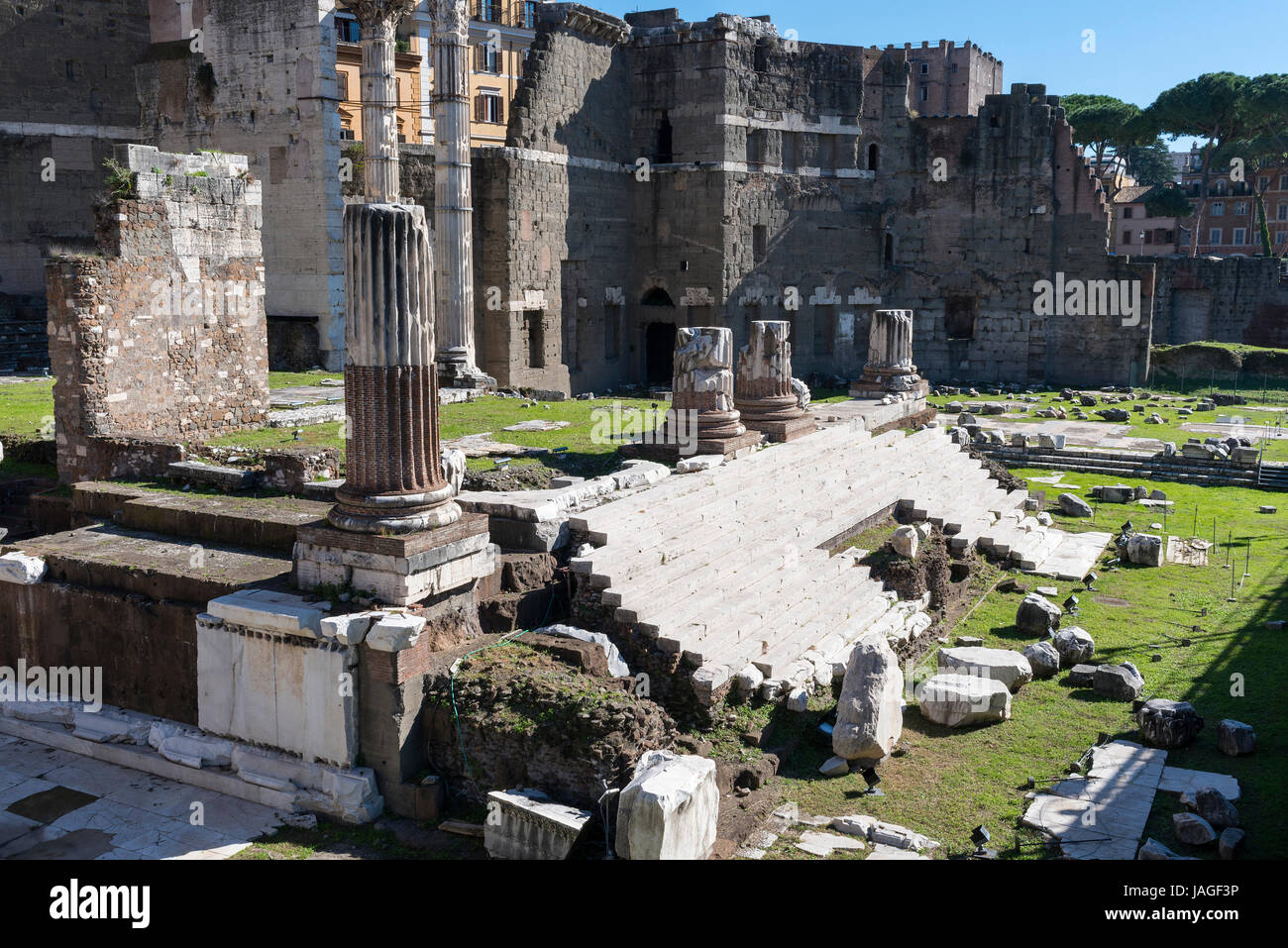 Römische Ruinen neben Via Dei Fori Imperiali, Rom, Italien Stockfoto