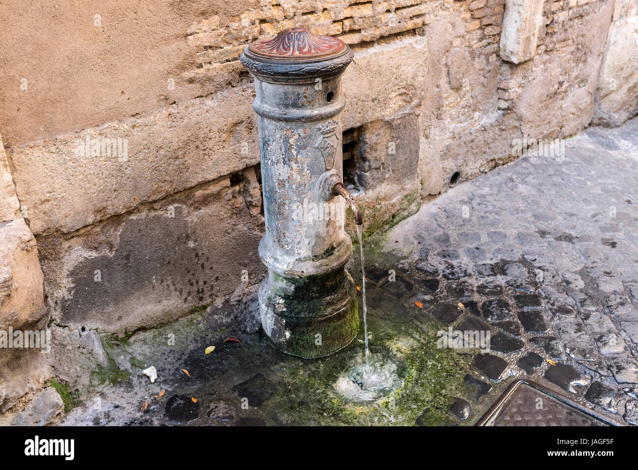 Trinkbrunnen in der gepflasterten Straße, Trastevere, Rom, Italien  Stockfotografie - Alamy