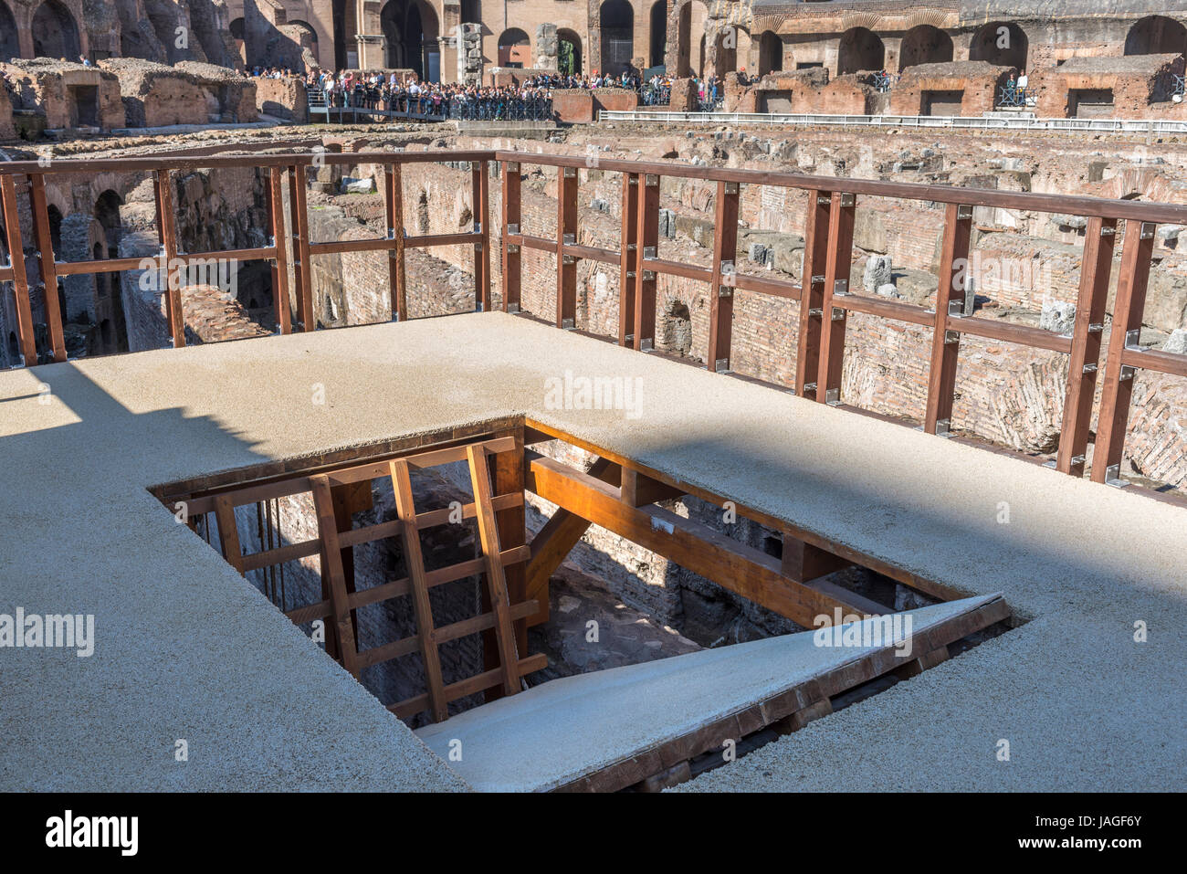 Rekonstruierte Replika Tier heben Sie das Kolosseum, Rom, Italien Stockfoto