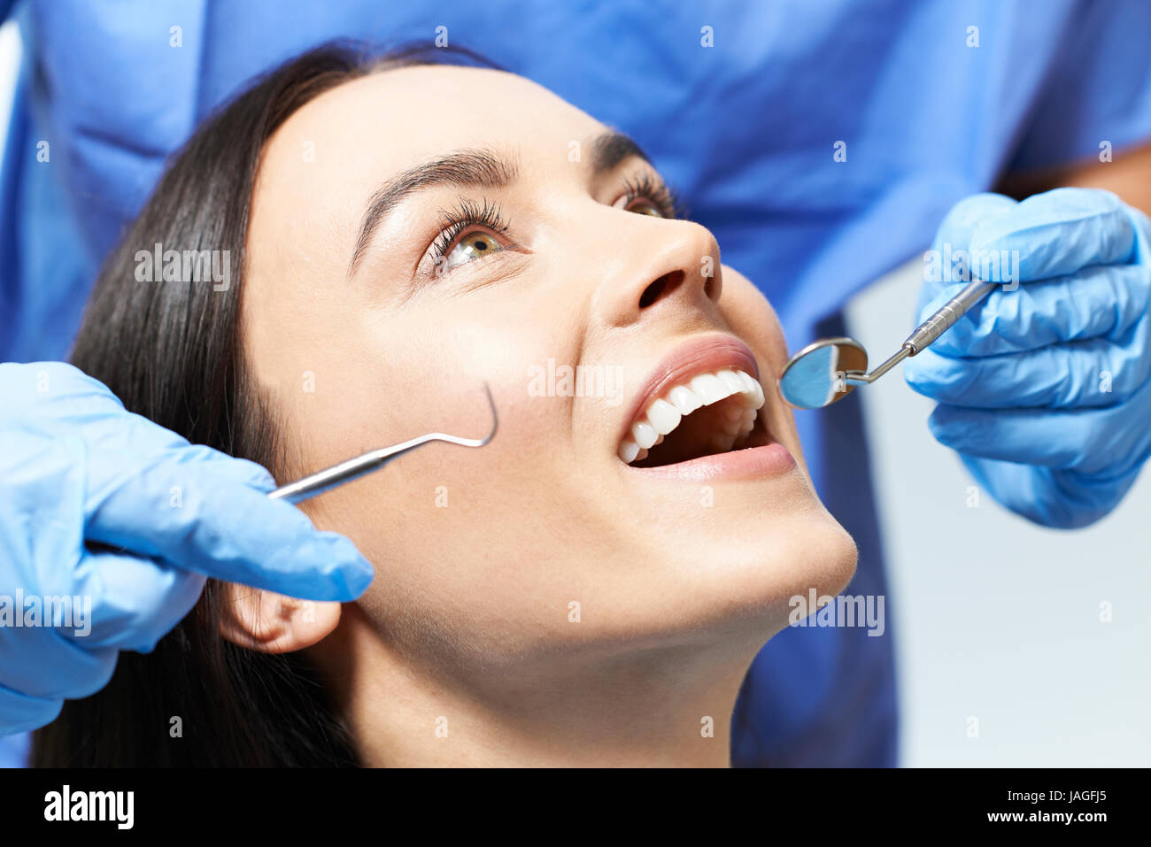 Junge Frau mit Check Up und zahnärztliche Untersuchung beim Zahnarzt Stockfoto