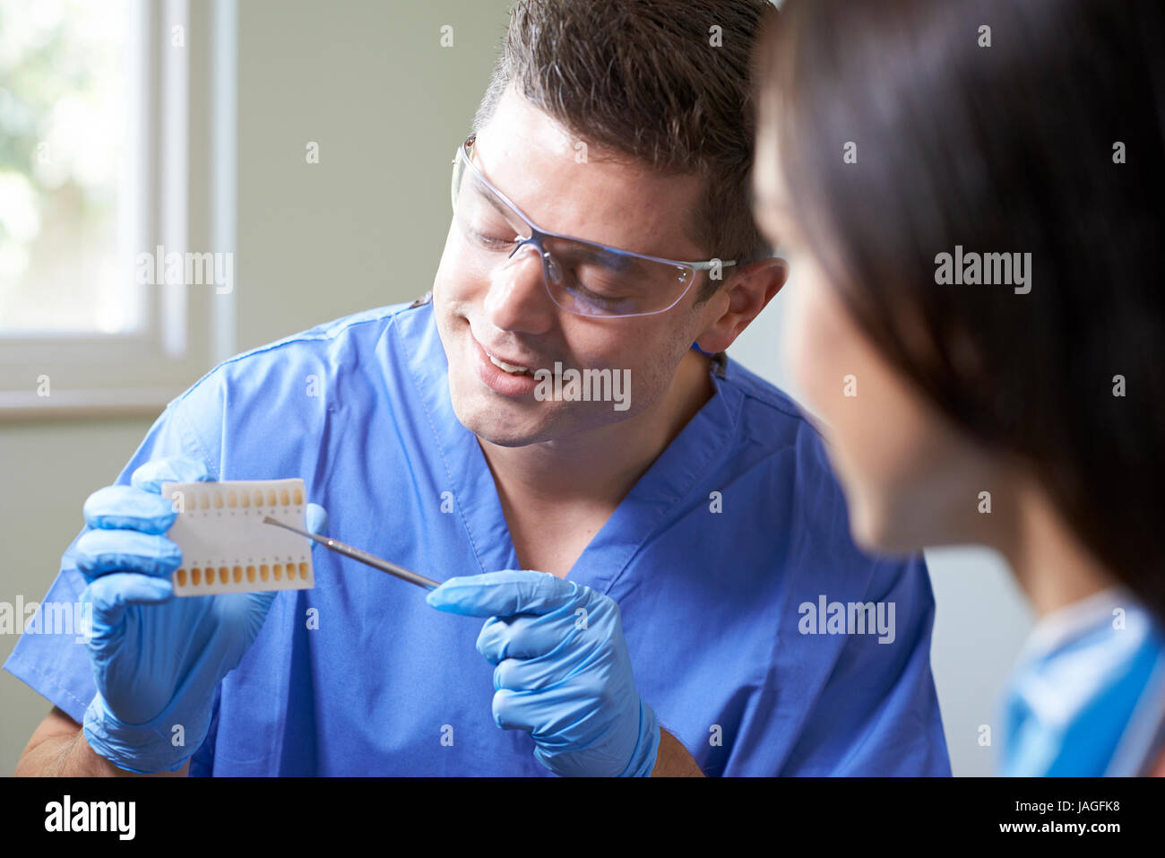 Zahnarzt Frau Beratung auf kosmetische Zähne bleichen Stockfoto
