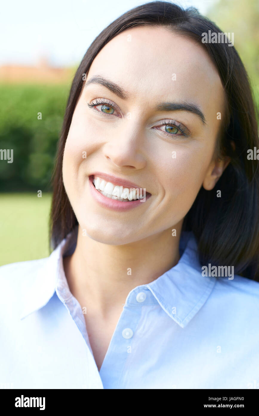 Outdoor Portrait Frau mit perfekten Zähnen und schönes Lächeln Stockfoto