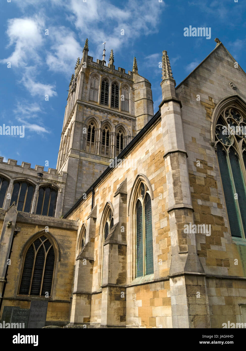 Kirche und Turm von St. Marys Kirche mit blauem Himmel oben, Melton Mowbray, Leicestershire, England, UK. Stockfoto