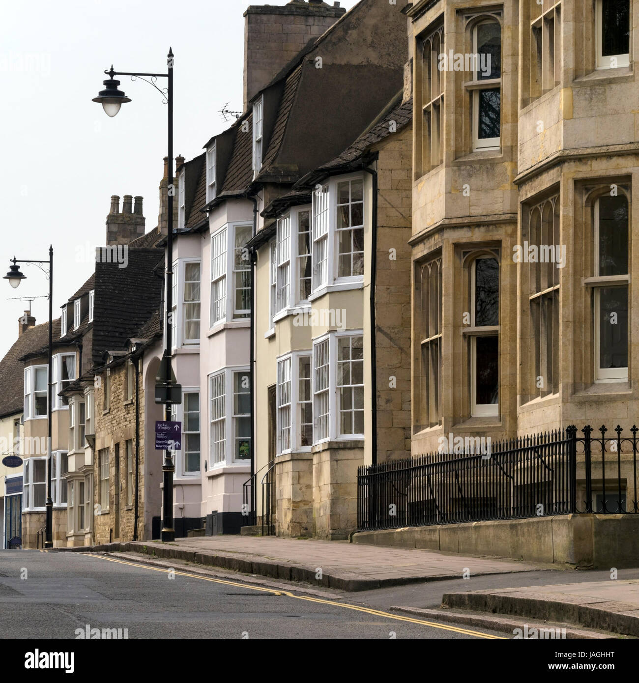 Reihe von alten Stein, Bucht fronted Häuser, St.-Peter Hügel, Stamford, Lincolnshire, England, UK. Stockfoto