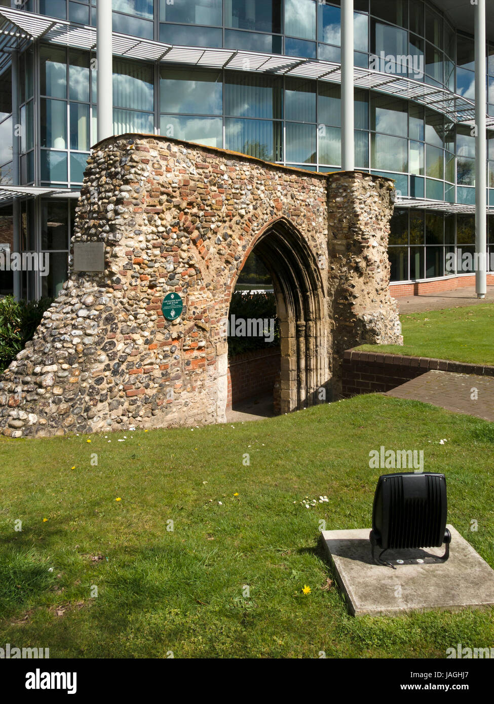 Alt und modern. Torbogen in den alten Ruinen von Whitefriars Carmelite Priory und modernes Mills & Reeve-Gebäude mit Glasfassade, Norwich, England, Großbritannien Stockfoto