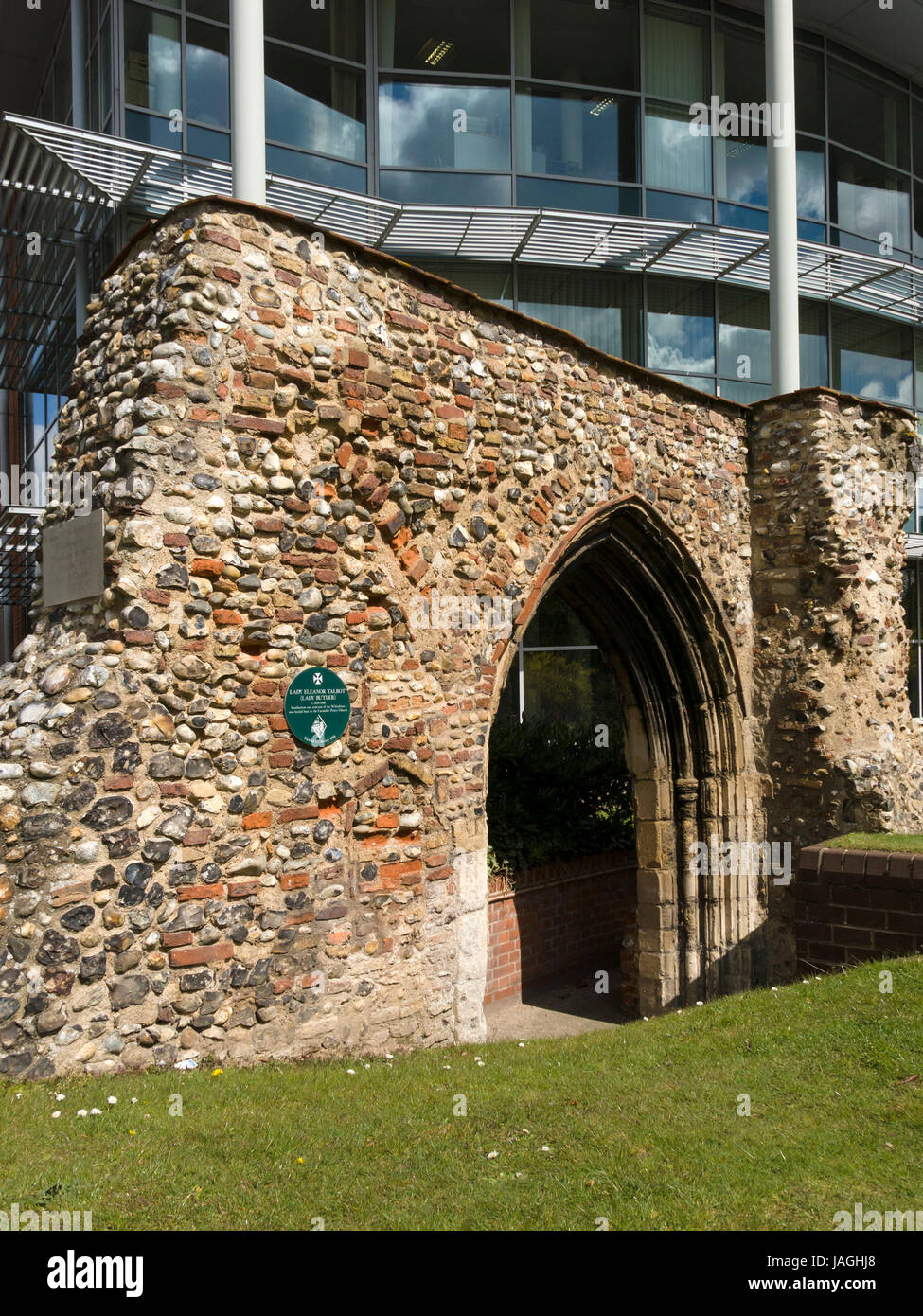 Alt und modern. Torbogen in den alten Ruinen von Whitefriars Carmelite Priory und modernes Mills & Reeve-Gebäude mit Glasfassade, Norwich, England, Großbritannien Stockfoto