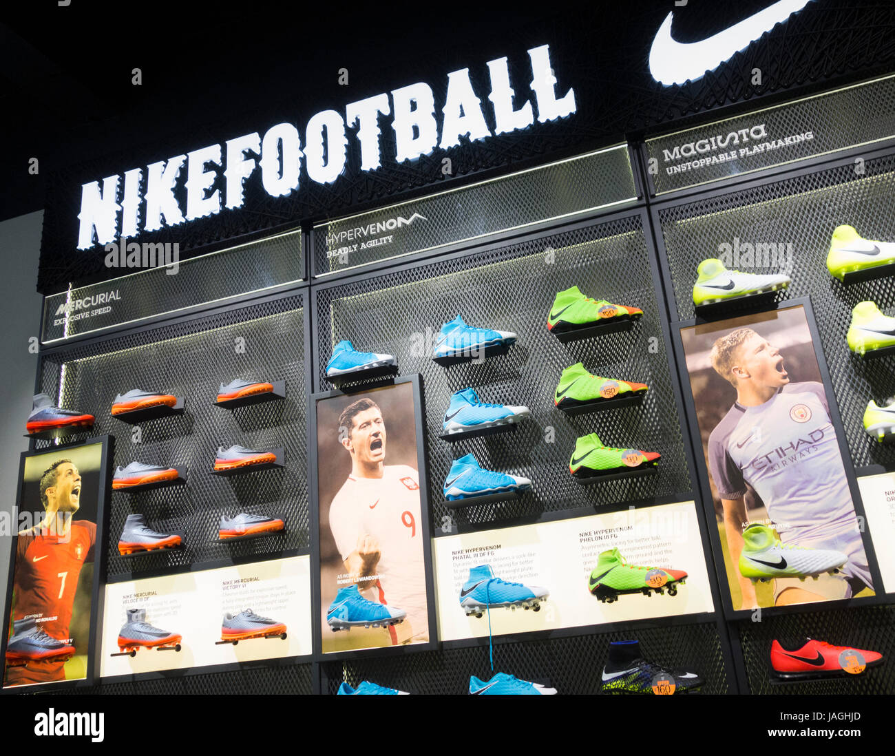 Nike Fußballschuhe im Sportgeschäft, UK Stockfotografie - Alamy