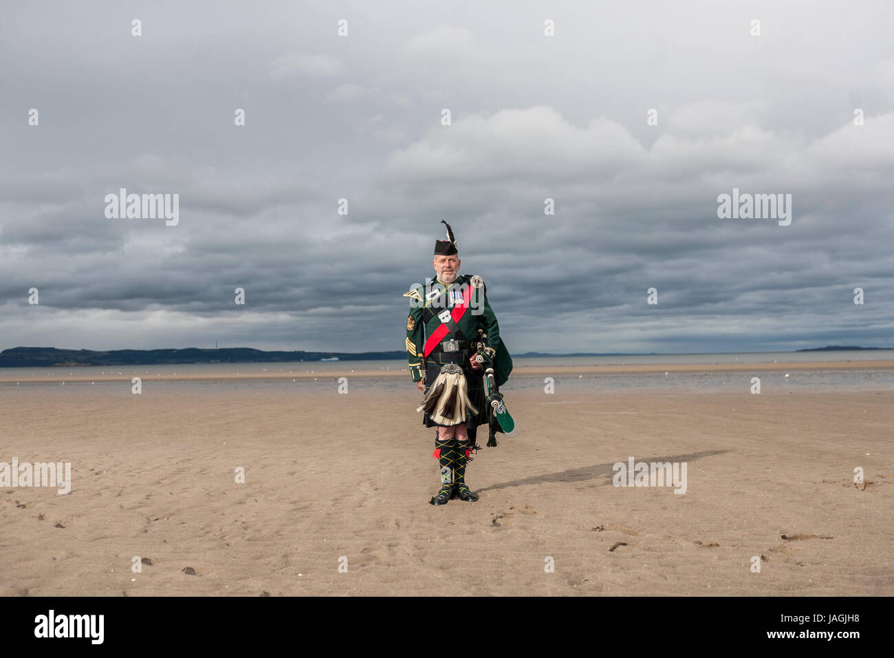 John Regenmantel ist ein traditioneller schottischer Dudelsackspieler. Er hatte eine Karriere als eine Piper in der britischen Armee, die Edinburgh City Police Pipe Band und die Lothia Stockfoto