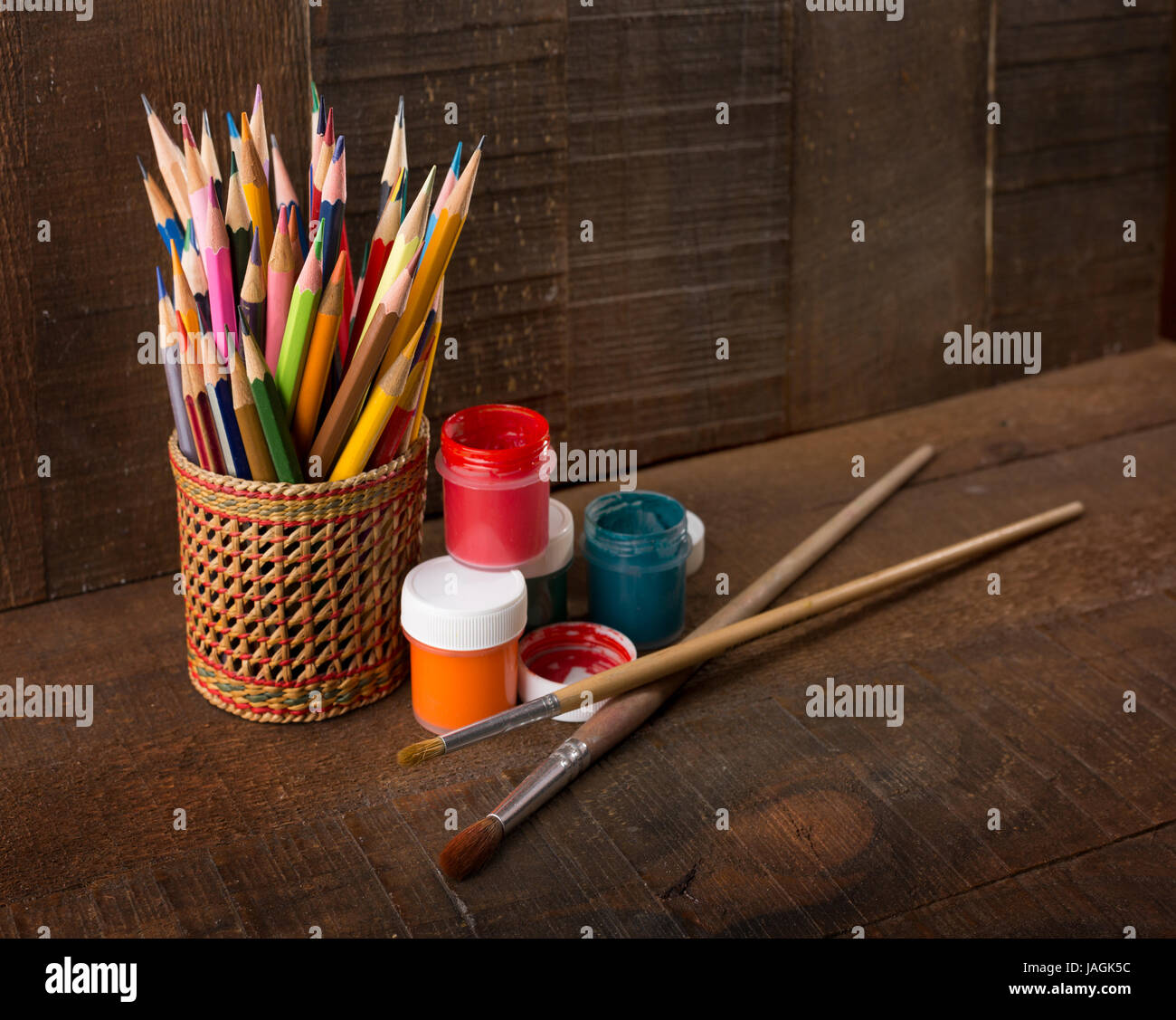 bunte Bleistifte, Lacke und Künstler Pinsel auf Holz Hintergrund. Stockfoto