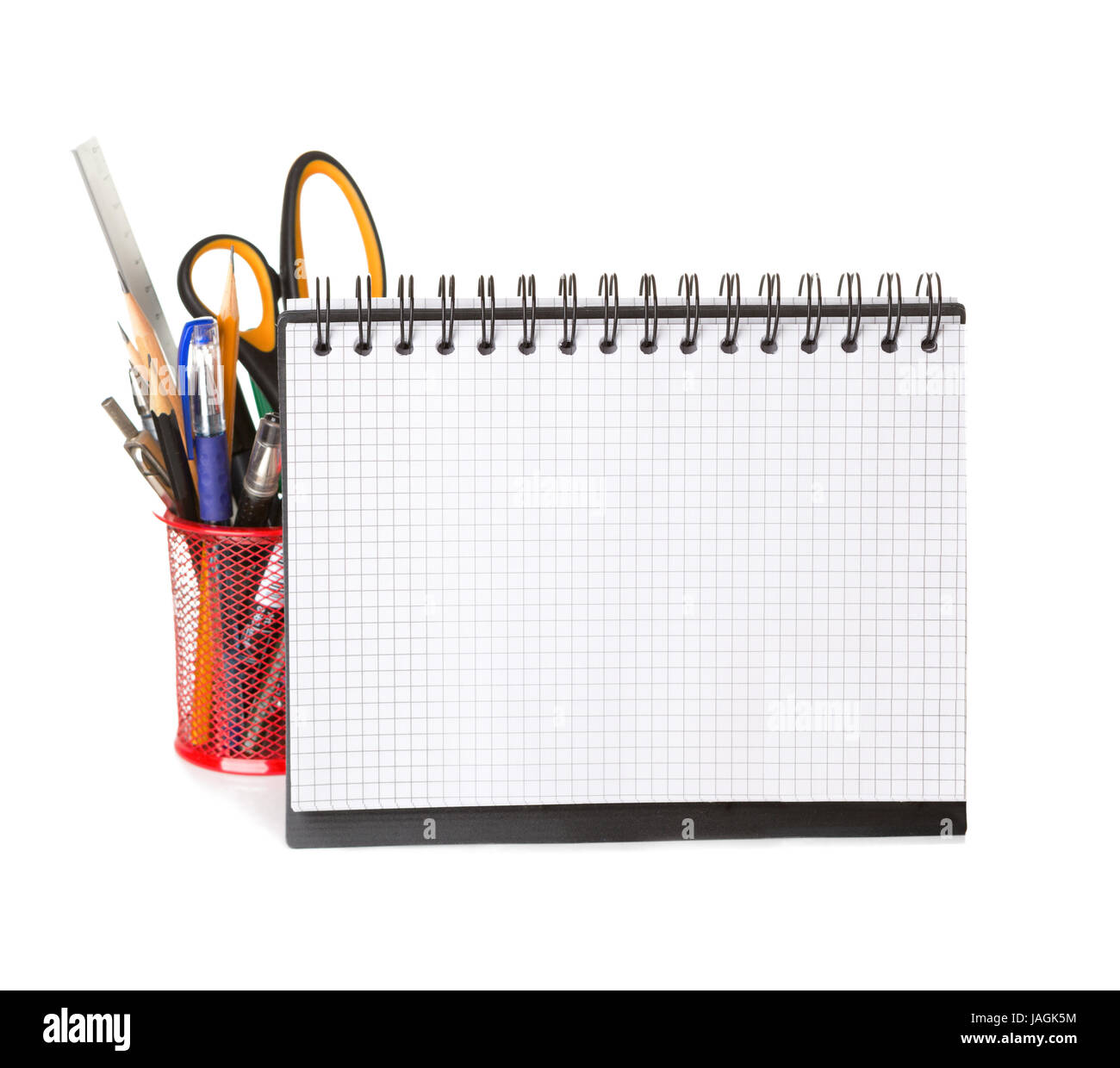 Schulausstattung mit Bleistiften, Notebook, isoliert auf weiss. Stockfoto