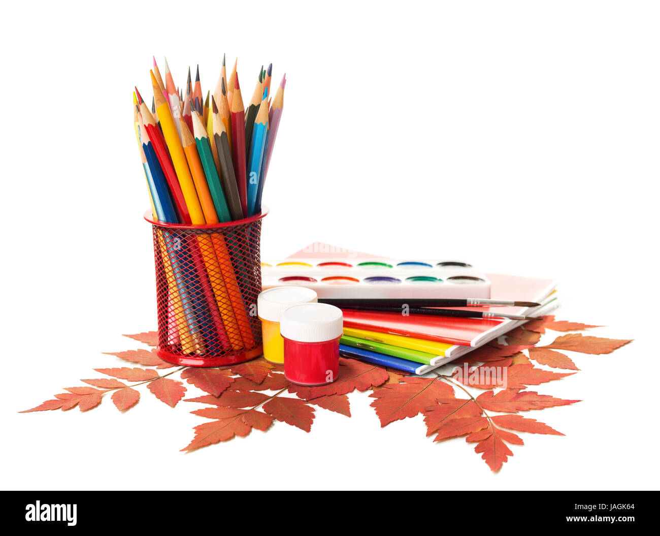 Ausstattung der Schule mit Stiften, Farben, Pinsel und Herbstlaub isoliert auf weiss.  Zurück zum Schulkonzept. Schule Schreibwaren Stockfoto