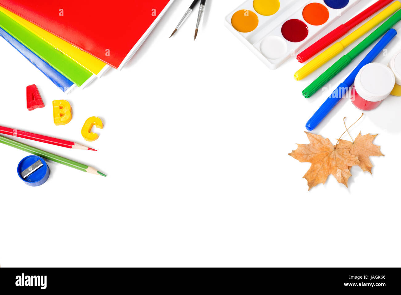 Ausstattung der Schule mit Stiften, Farben, Pinsel und Herbstlaub isoliert auf weiss. Zurück zum Schulkonzept. Schule Schreibwaren Stockfoto