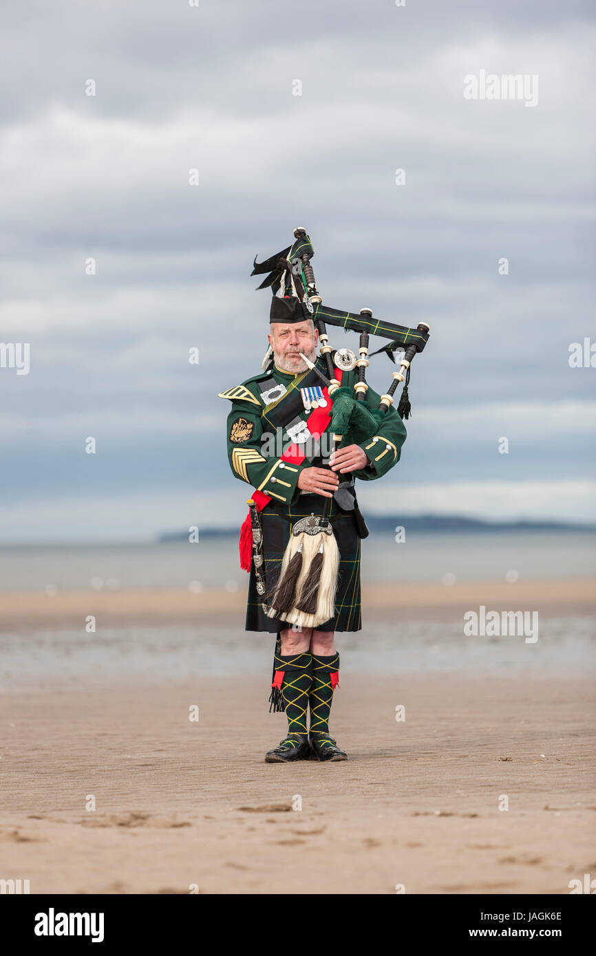 John Regenmantel ist ein traditioneller schottischer Dudelsackspieler. Er hatte eine Karriere als eine Piper in der britischen Armee, die Edinburgh City Police Pipe Band und die Lothia Stockfoto