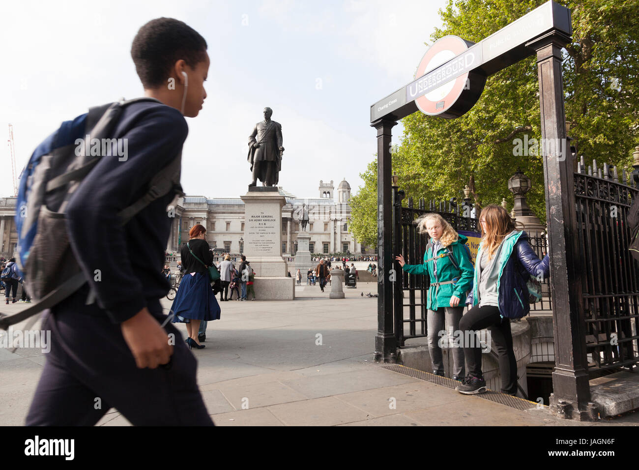 London, Vereinigtes Königreich, am 6. Mai 2017: Mädchen am Ausgang des Charing Cross u-Bahn am Trafalgar square in der Nähe von national Gallery, London Stockfoto