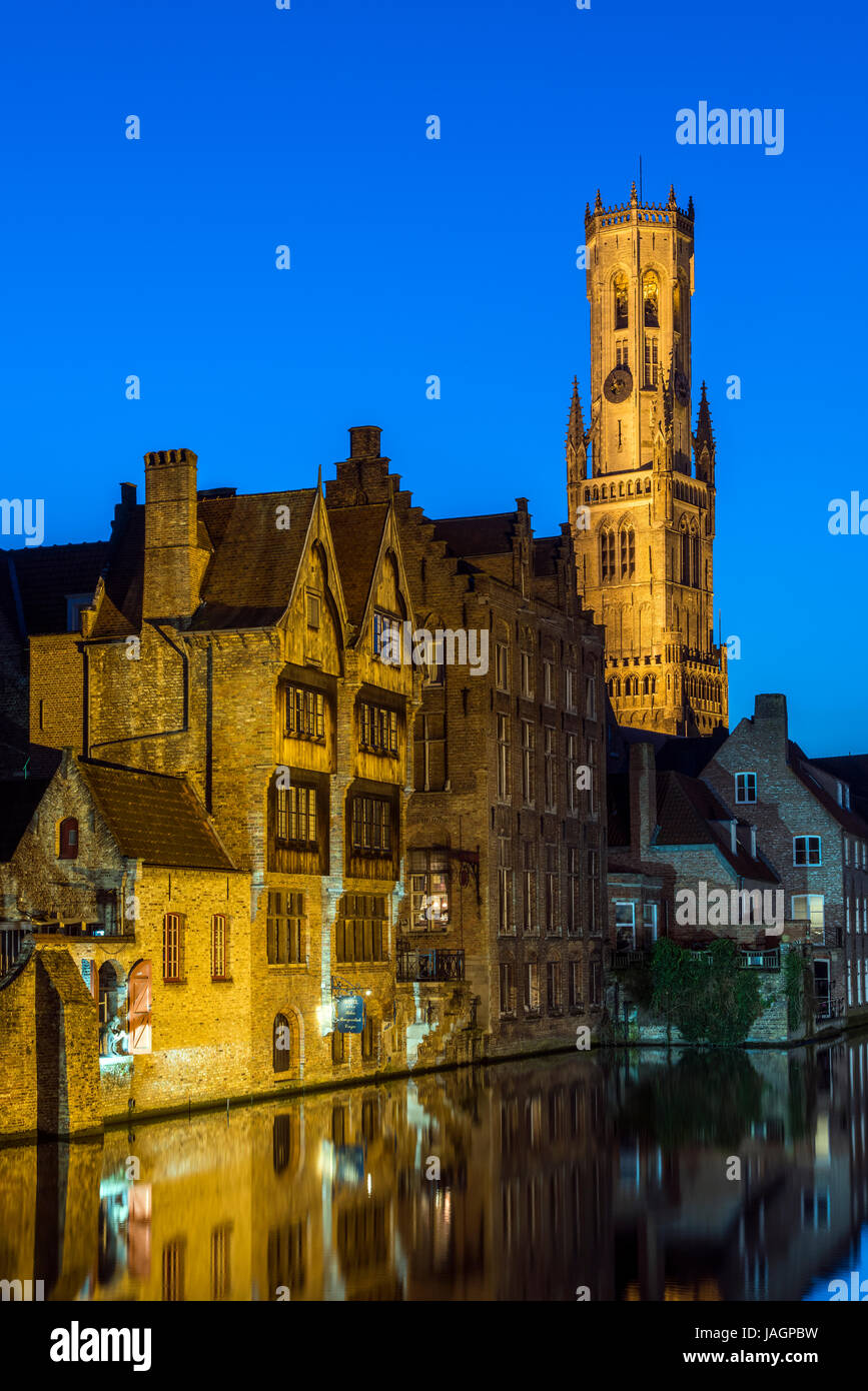 Nachtansicht des Dijver Kanals mit Belfort Turm im Hintergrund, Brügge, West-Flandern, Belgien Stockfoto