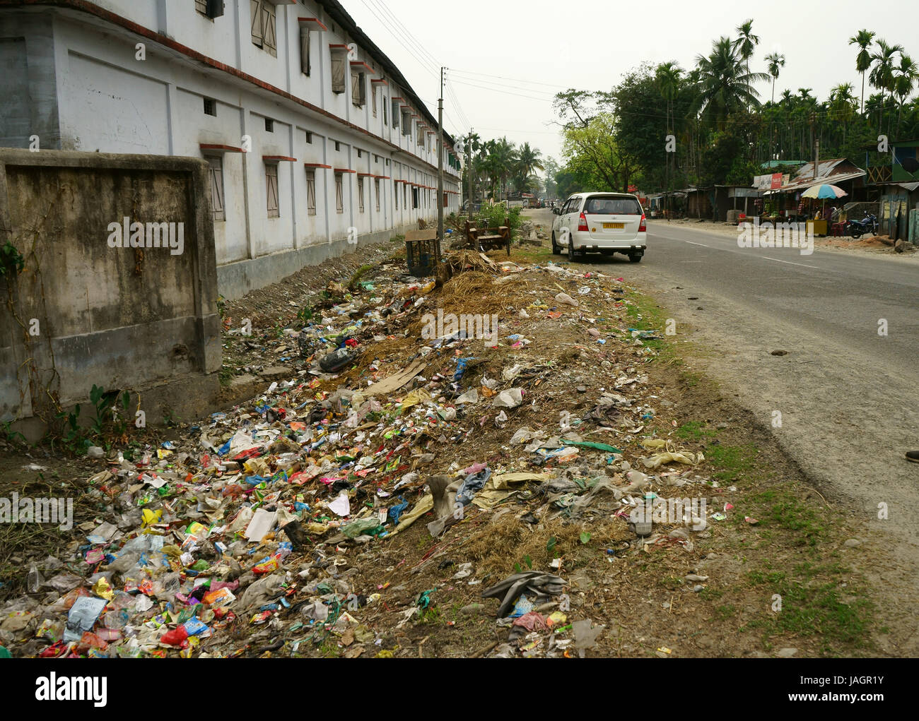 Straße Graben übersät mit Kunststoff und anderen Müll, Oodlabari, Autobahn zwischen Kalimpong und Phuentsholing, Westbengalen, Indien Stockfoto