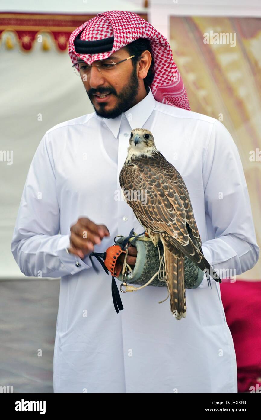 Katarische Männer mit Jagdfalken auf die Falcon-Souk, einen Markt mit live Falken Vögel und Falknerei Ausrüstung befindet sich im Zentrum von Doha Stockfoto