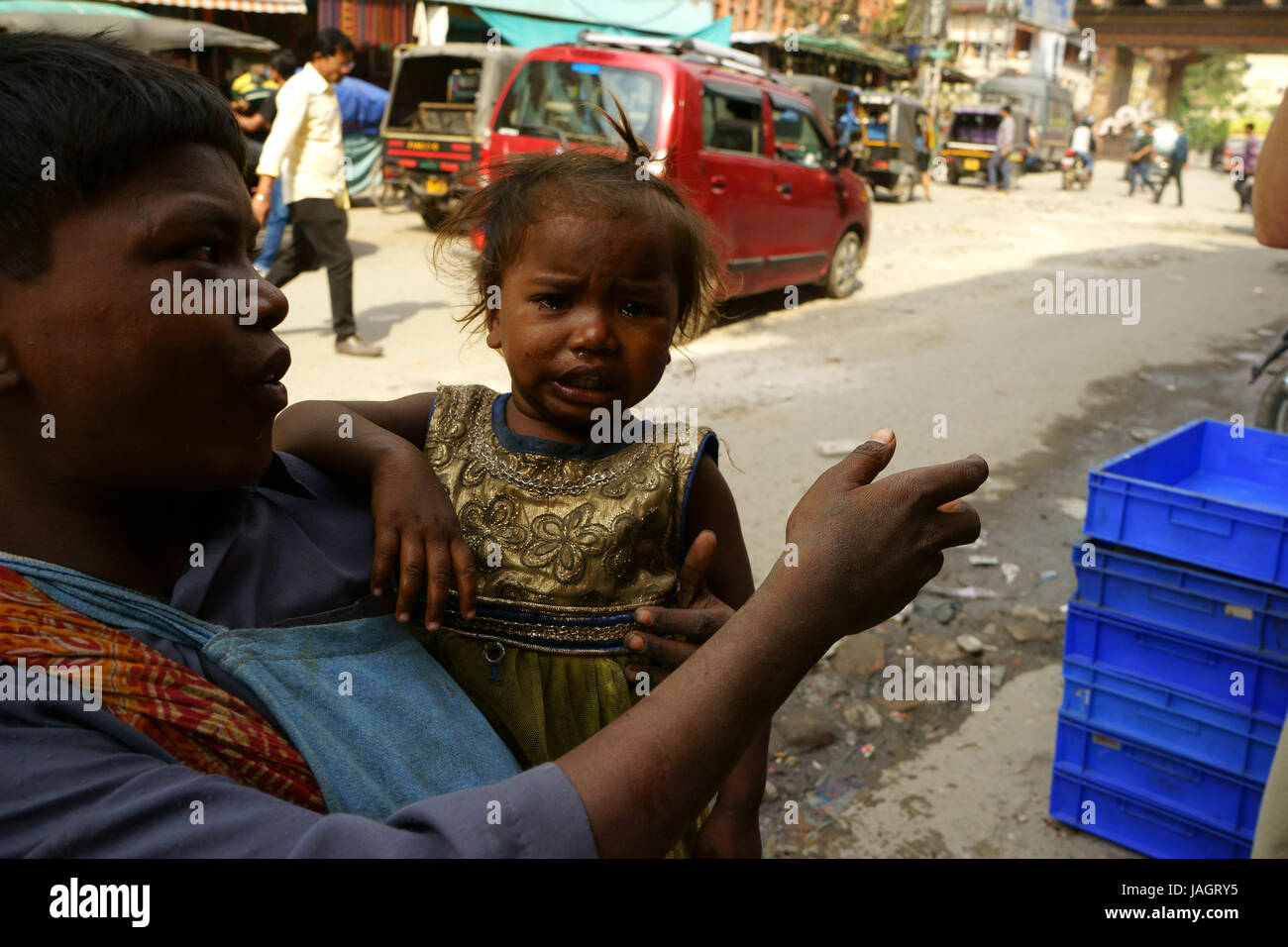 Straße in Phuentsholing mit bettelnden Kindern, Westbengalen, Indien Stockfoto