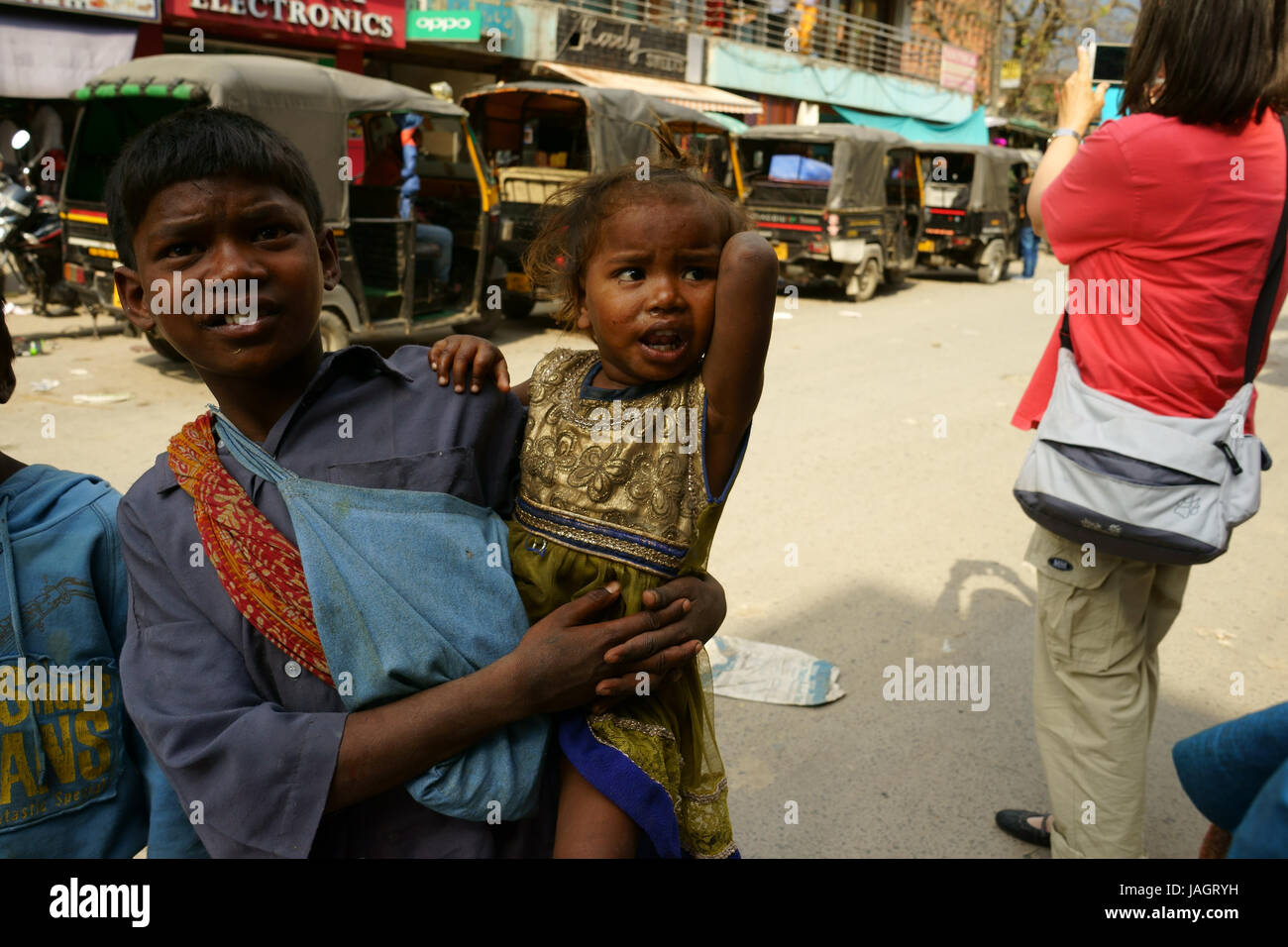 Straße in Phuentsholing mit Betteln Kinderund touristischen Takeing Bilder, Westbengalen, Indien Stockfoto