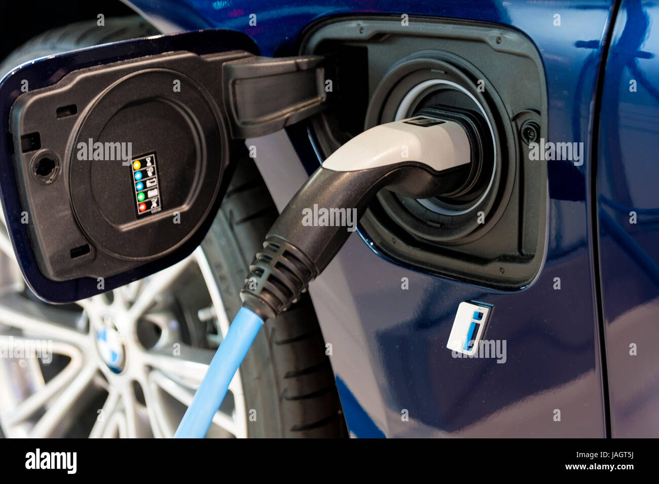 BMW i3 Eclectic Auto aufladen - Detail Stockfoto