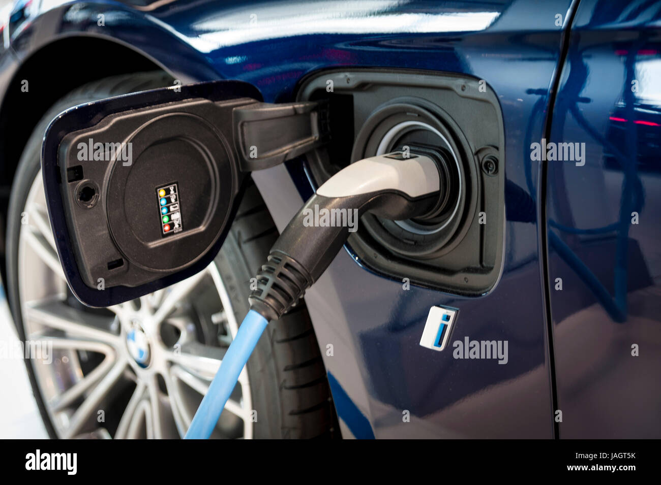 BMW i3 Eclectic Auto aufladen - Detail Stockfoto
