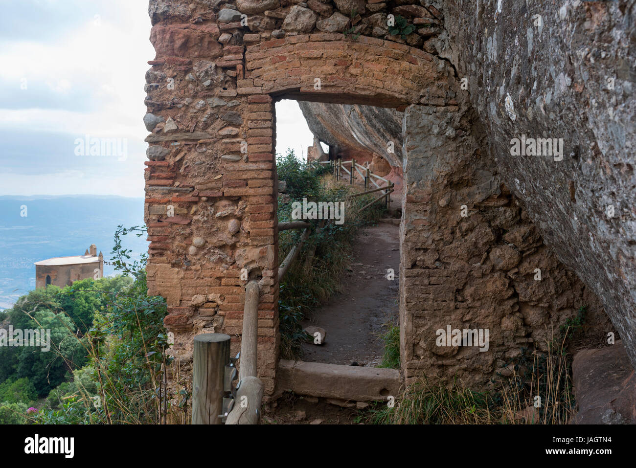 Ansicht der kleinen Kapelle und Schrein auf dem Weg in die Berge von Montserrat, Montserrat, Barcelona, Spanien Stockfoto