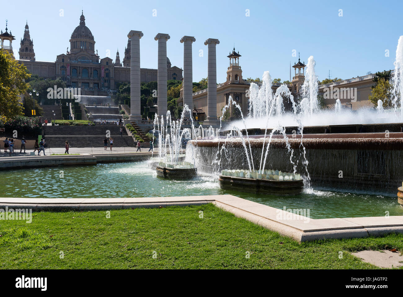 Fontänen und Wasserfall, das Museu Nacional d ' Art de Catalunya, MNAC, Kunstmuseum, Barcelona, Spanien Stockfoto