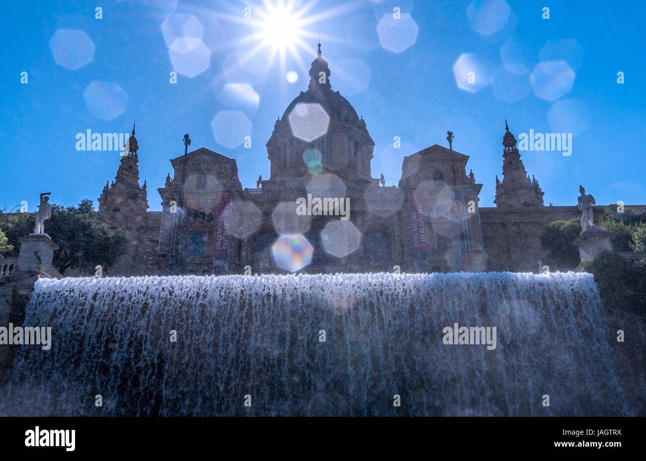Fontänen und Wasserfall, das Museu Nacional d ' Art de Catalunya, MNAC, Kunstmuseum, Barcelona, Spanien Stockfoto