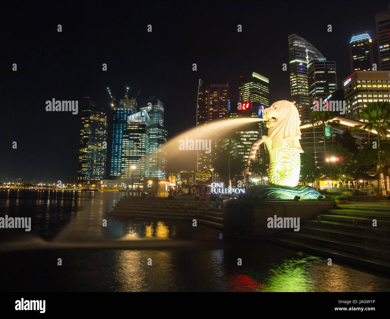 Singapur, Singapur - 10. Oktober 2011: Merlion Statue Brunnen und Stadt Skyline bei Nacht. Dieser Ort ist berühmte Sehenswürdigkeit in Singapur Stockfoto