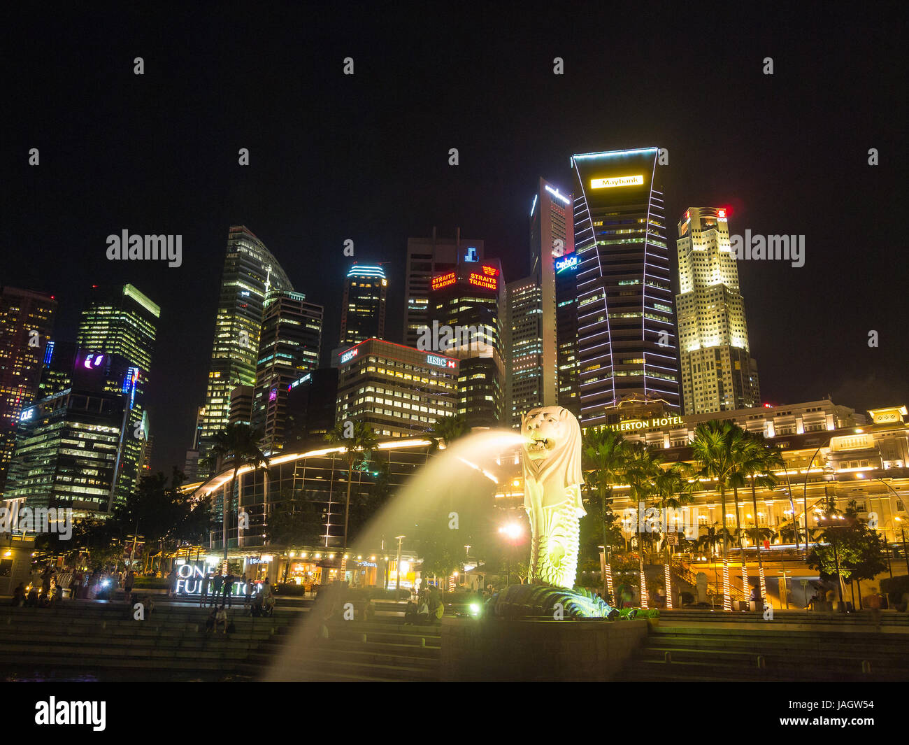 Singapur, Singapur - 10. Oktober 2011: Merlion Statue Brunnen und Stadt Skyline bei Nacht. Dieser Ort ist berühmte Sehenswürdigkeit in Singapur Stockfoto