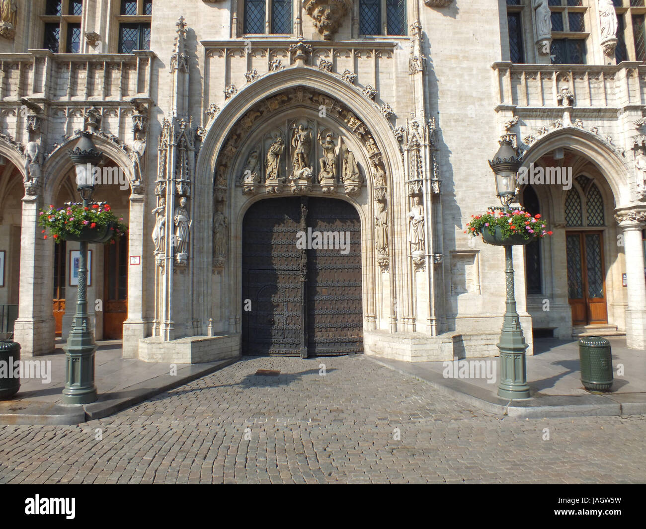 Der älteste Teil des Rathauses von Brüssel ist der Ostflügel (einschließlich Eingang in dieses Foto) die von 1402 bis 1420 erbaut wurde. Stockfoto
