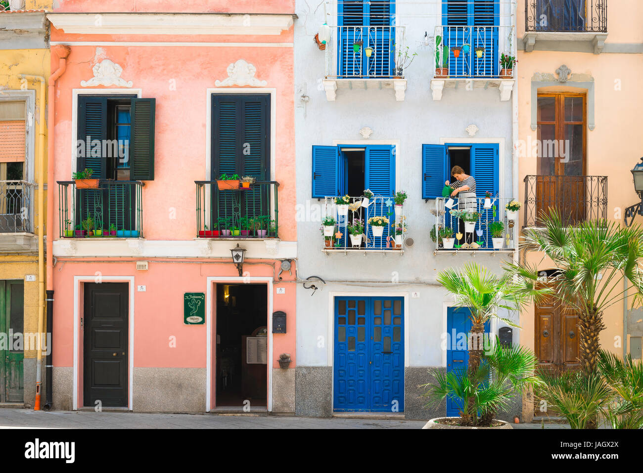 Sardinien Cagliari Farbe, Blick im Sommer auf farbenfrohe Gebäude im Villanova Viertel von Cagliari, Sardinien. Stockfoto