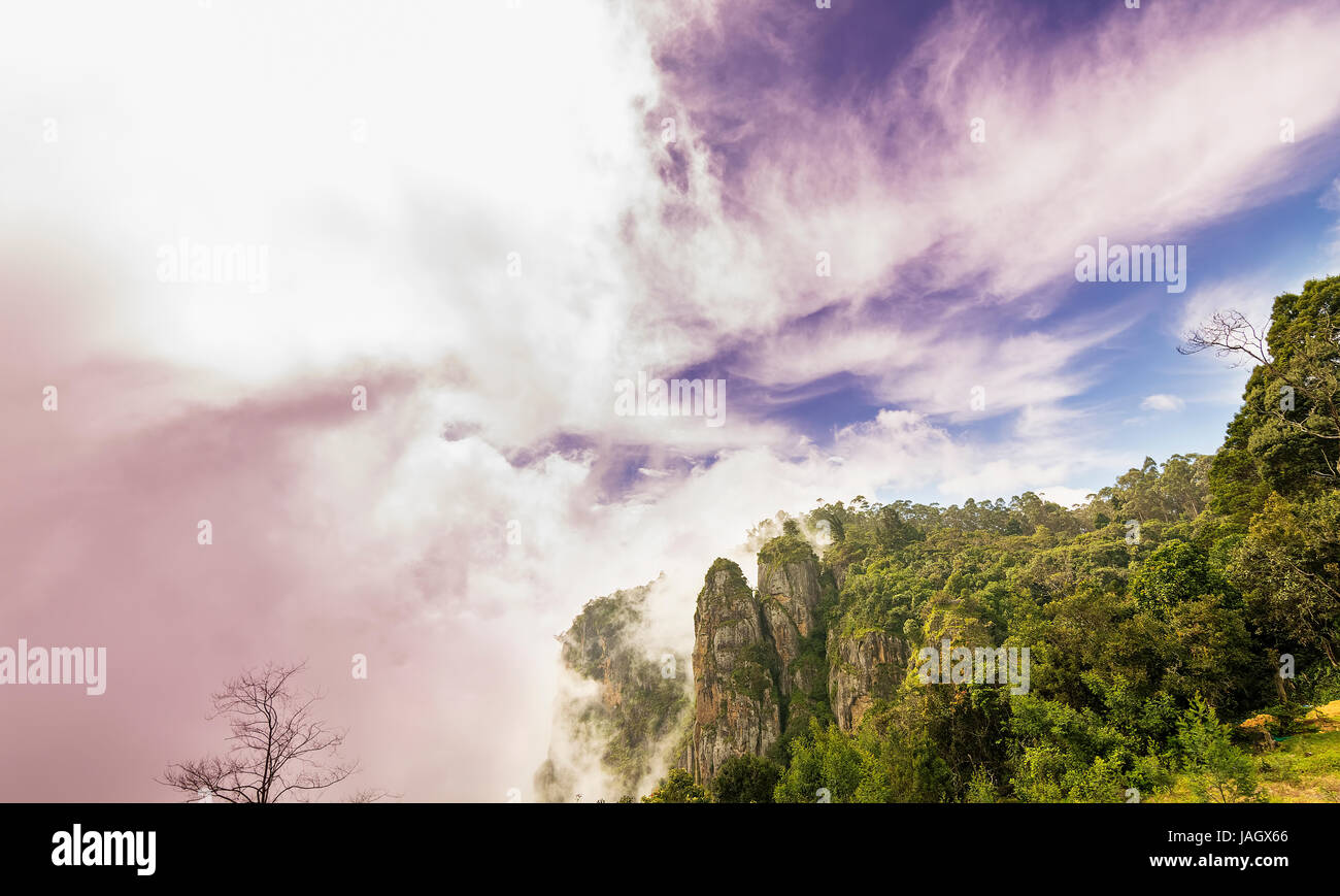 Säule Felsen von Kodaikanal sind von drei riesigen Steinsäulen stehen 122 m (400 ft) hoch und wird geleitet von Tamil Nadu (Indien)-Wald-De Stockfoto