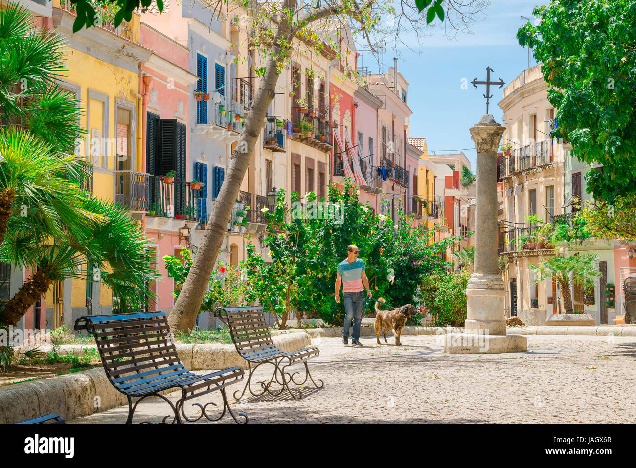 Reisen Sie Europa, Blick auf einen Mann, der seinen Hund in der Mitte einer mediterranen Stadt, Europa. Stockfoto