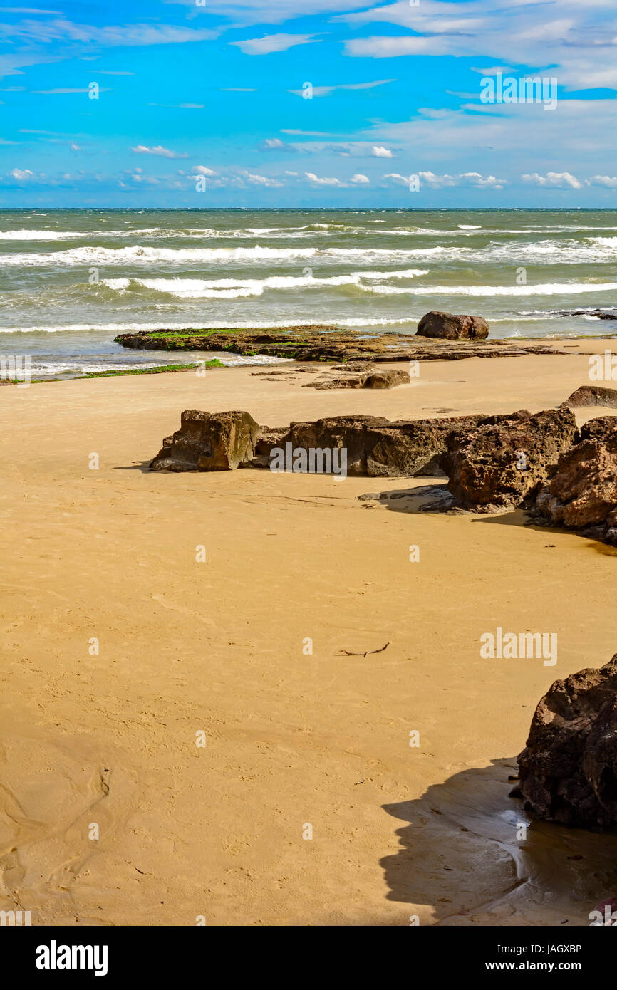 Blick auf den Strand von Cal in der Stadt Torres, Rio Grande do Sul, mit ihrer charakteristischen Landschaft und Steinen Stockfoto
