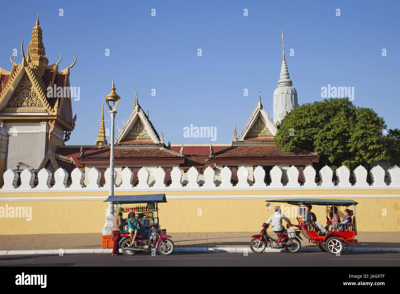 Kambodscha, Phnom Penh, Tuk-Tuk und Straße Verkäufer vor dem königlichen Palast, Stockfoto