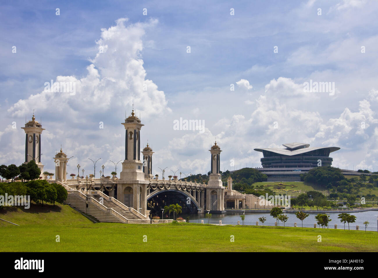Malaysia, Putrajaya, Golden Bridge und Kongresszentrum, Stockfoto