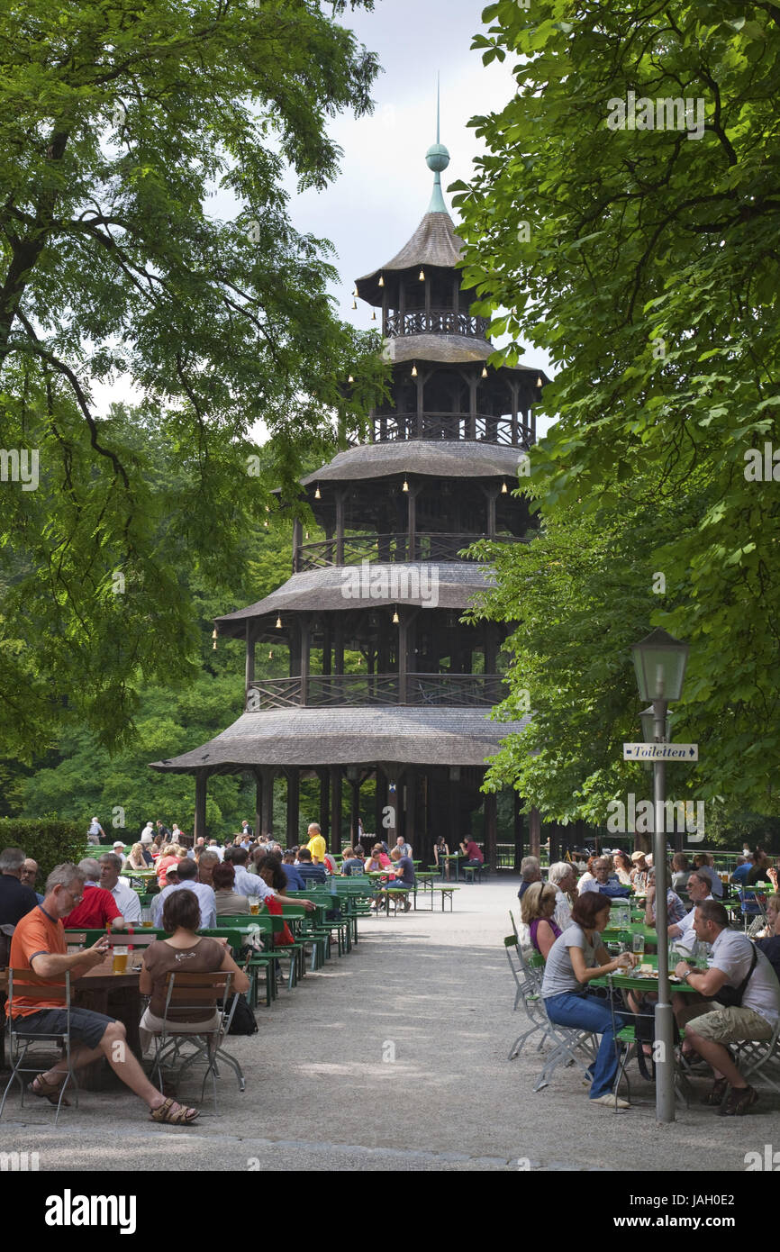 Biergarten im chinesischen turm im englischen garten Fotos und