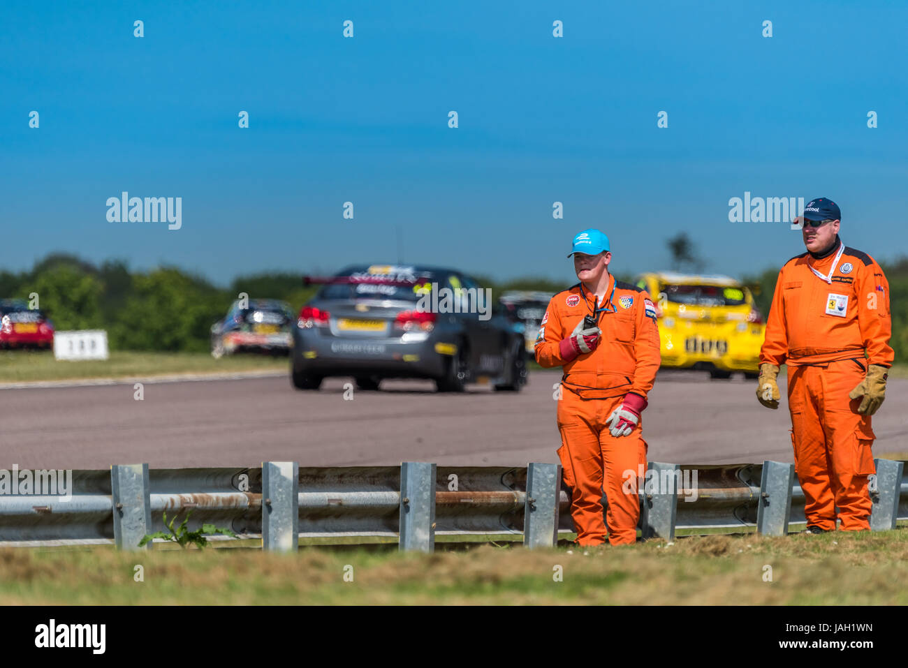Ein Motorsport-Marschall auf seinem Posten bei der 2017 BTCC treffen in Thruxton stationiert. Stockfoto