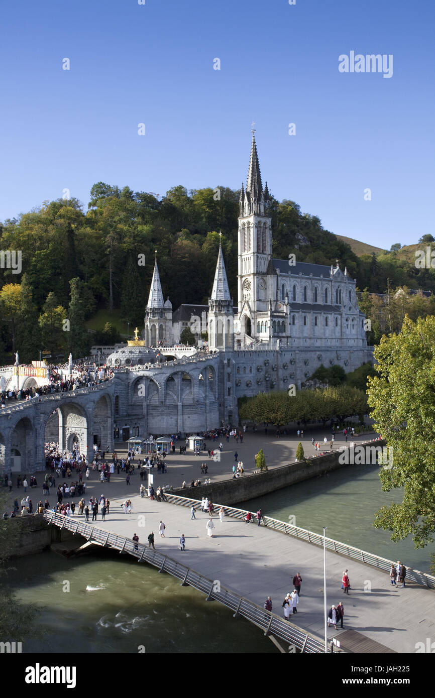 Frankreich, Pyrenäen, Lourdes, Rosenkranzbasilika, Notre Dame de Lourdes, Weg, Brücke, Gläubige, Pilger, Stockfoto