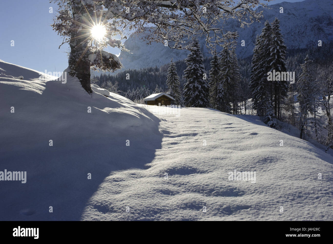 Verschneiten Winter Weg zum einsamen Stahlwerk in Elmau, Oberbayern, Stockfoto