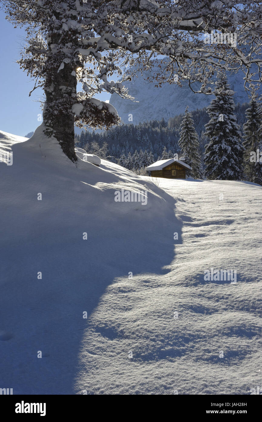 Verschneiten Winter Weg zum einsamen Stahlwerk in Elmau, Oberbayern, Stockfoto